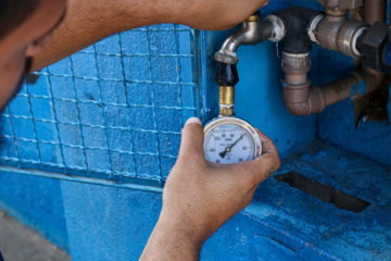 Tecnicos-fazem-medicao-da-pressao-da-agua-para-detectar-possiveis-vazamentos-1024x682.jpg